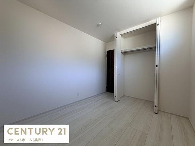 明るい洋室はシンプルな内装で幅広いインテリアに対応できます。収納スペースも確保されすっきりとした空間です。ナチュラルなフローリングが印象的でお手入れもしやすい仕様となっています。