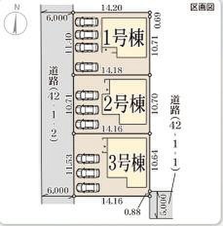 区画ごとに駐車スペースが整備されています。道路幅も広めに確保されており出入りしやすい配置です。全体のレイアウトが分かりやすく動線もシンプルです。