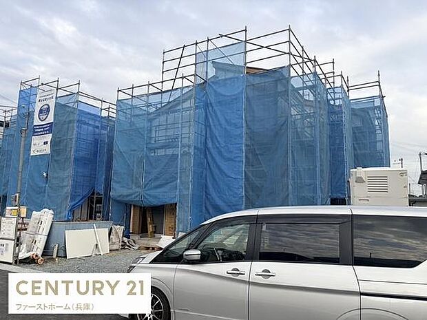 建築中の様子がご覧いただける現地からの眺望です。周辺が開けており工事の進捗も確認しやすいです。未来の住まいを想像しやすいポイントです。静かな環境が印象的です。