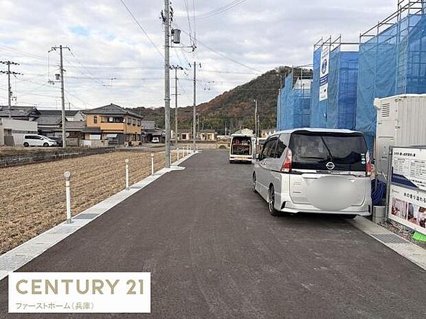 現地前面道路は舗装されており整備された印象です。周辺には新築住宅も見受けられ発展を感じます。車の通行もしやすい広さの道路です。周囲には自然も残っており静かな環境が魅力的です。