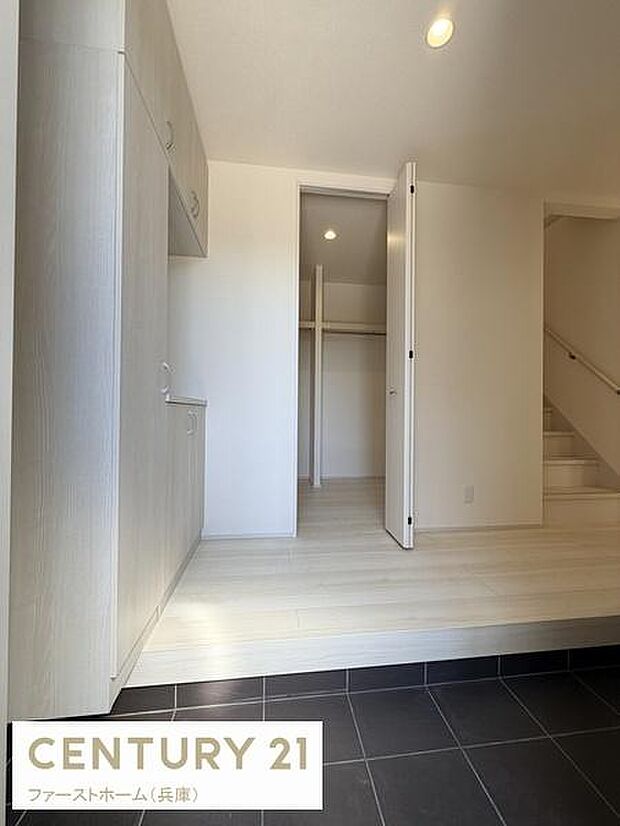 広々とした玄関スペースが印象的です。シューズボックスが備え付けられておりすっきりと収納できます。明るい色調の床が空間を広く感じさせます。すぐ隣に収納スペースもあり使い勝手が良さそうです。