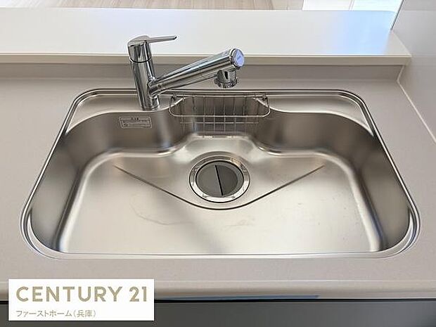 使いやすいシングルレバー水栓が特徴のキッチンシンクです。シンプルなデザインでお手入れもしやすい印象です。作業スペースとしても十分な広さがあり日々の調理が快適になりそうです。