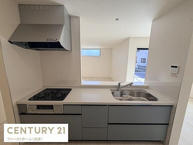 シンプルなデザインで統一されたキッチンです。収納スペースも豊富でお手入れがしやすい仕様となっています。窓が近く明るい雰囲気も魅力です。ガスコンロやシンクも機能的に配置されています。