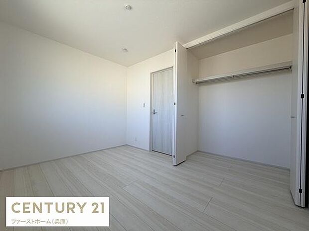 シンプルな内装により自由なレイアウトが楽しめる子供部屋です。広々としたクローゼットが収納力を高め毎日の片付けにも便利です。明るい色合いの床が清潔感を感じさせ快適に過ごせます。