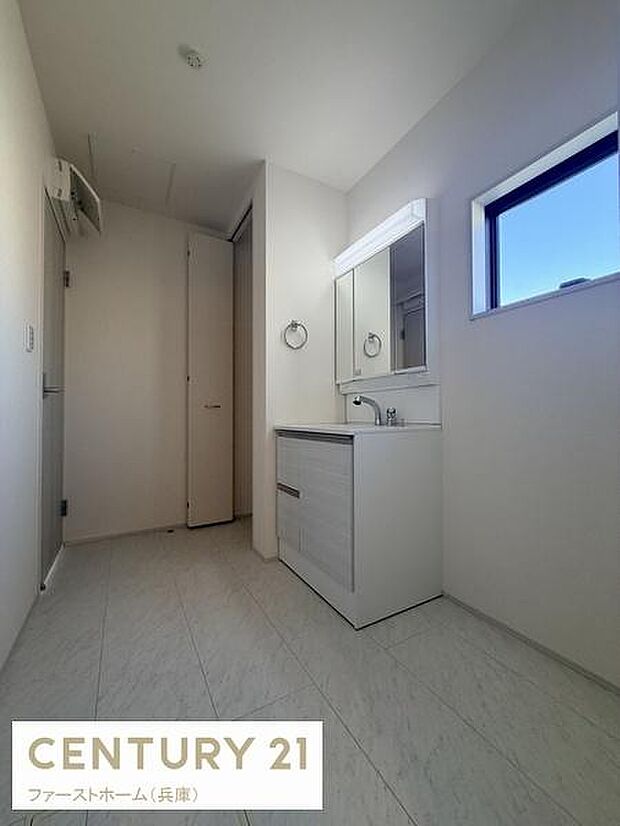 清潔感のある洗面台・洗面所です。明るい空間と大きな鏡が毎日の身支度をサポートします。収納スペースも備え付けられておりすっきりとした印象です。窓があるため換気にも配慮されています。