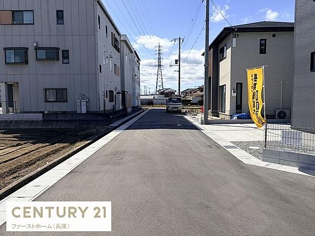 前面道路は幅員が広く見通しも良いため車の出入りがしやすい環境です。両側には新しい住宅が並び整った街並みが特徴的です。周辺はすっきりとした印象で生活導線が確保されています。道路舗装もきれいな状態です。