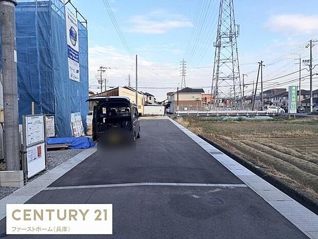 前面道路は舗装されており車両の通行もスムーズです。現地周辺は見通しが良く開放感があります。道幅もしっかり確保されております。土地の様子も写真でご確認いただけます。