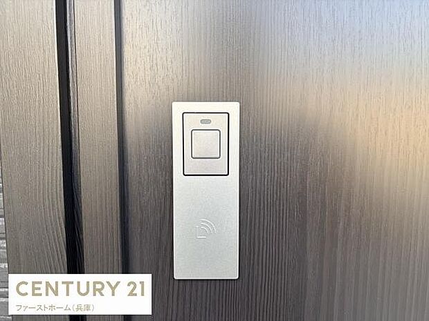 シンプルなデザインの玄関設備が設置されています。操作しやすい配置で毎日の出入りもスムーズに行えます。モダンな印象が玄関まわりに調和しています。タッチ式の利便性を感じられる仕様となっています。