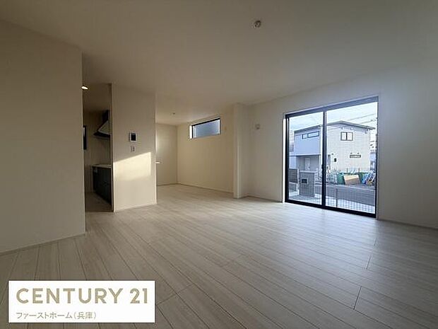 リビングは大きな窓からたっぷりと光が入る明るい空間です。ナチュラルなフローリングが印象的で開放感のある設計です。シンプルな室内はどんなインテリアにも合わせやすいです。室内の動線もスムーズです。