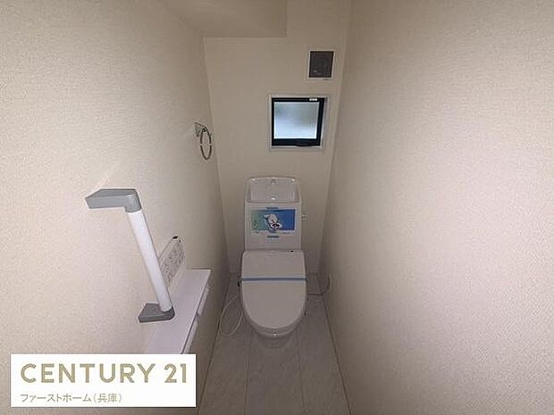 明るい色調の内装で清潔感があります。窓付きなので換気もしやすい設計です。収納スペースや手すりが設置されており使い勝手にも配慮されています。シンプルなデザインで手入れもしやすい点が特徴です。