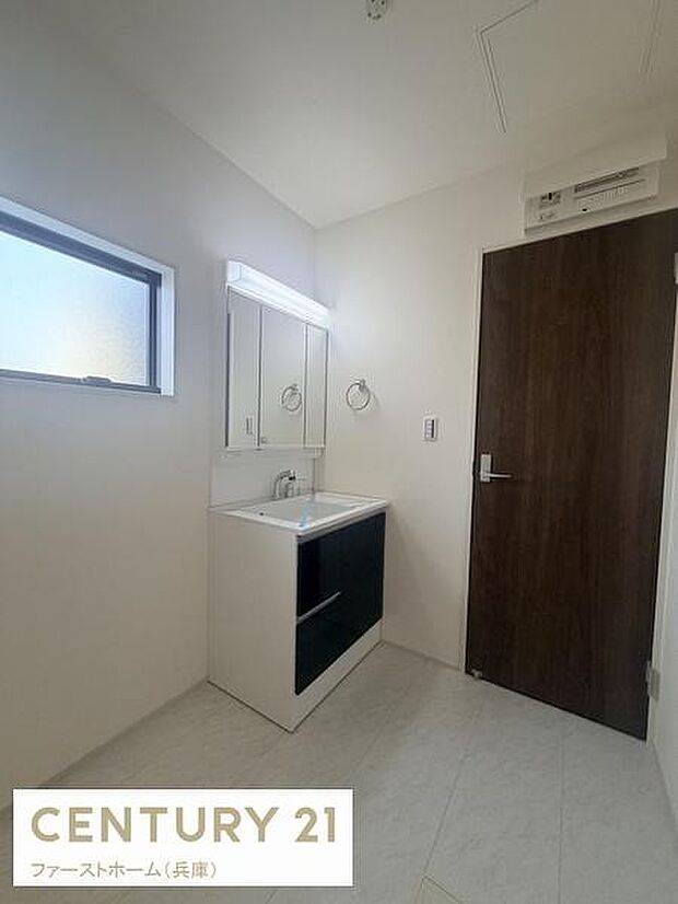 シンプルで使いやすい洗面台が設置されています。明るい空間が広がり毎日の準備も快適に行えます。大きな鏡が備え付けられています。清潔感のある内装です。収納スペースも確保されています。