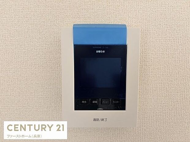 シンプルなデザインのモニター付きインターホンが設置されています。ボタン操作も見やすく配置されています。壁面に馴染むため生活空間にすっきりと収まります。コンパクトで場所をとりません。