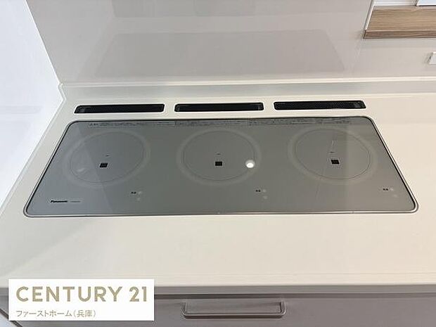 すっきりとしたデザインのIHクッキングヒーターが備え付けられています。フラットなガラストップでお手入れも簡単です。美しいキッチン空間を演出します。3口タイプで効率的に調理が可能です。