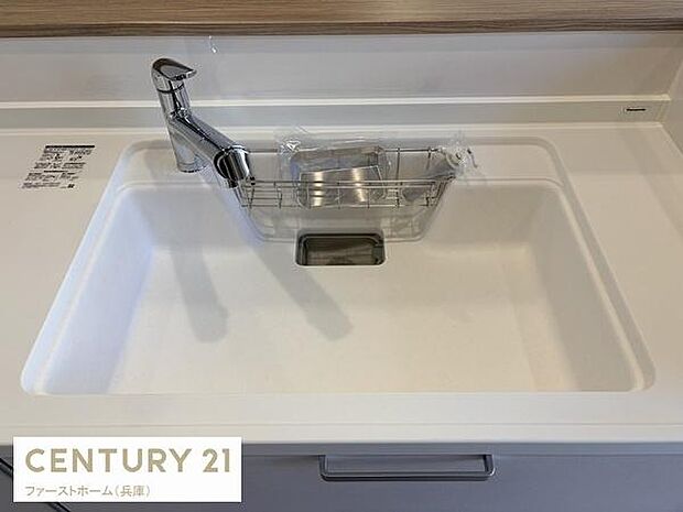 シンプルで使いやすいシンクが設置されています。水栓はスタイリッシュなデザインです。清潔感あるキッチン空間を演出します。調理や洗い物がしやすい広さも確保されています。複数の用途に対応できるシンクです。