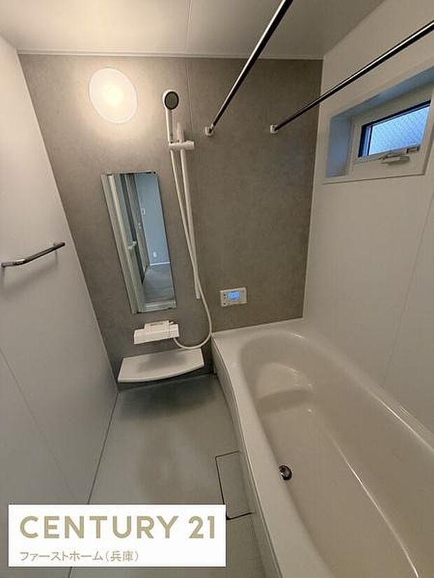 ゆったりとしたバスルームで毎日のリラックスタイムにぴったりです。浴室内には大きな鏡があり使い勝手も良好です。換気用の窓も設けられており清潔感が保ちやすいのが特長です。