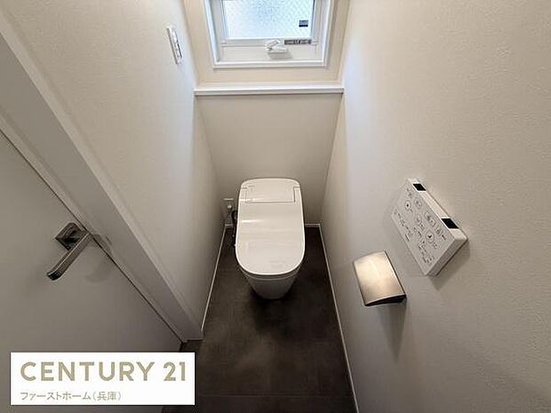 窓が設置されているため明るさと換気が期待できます。壁付けタイプの操作パネルで使い勝手にも配慮されています。シンプルな内装で落ち着いた雰囲気が漂います。ペーパーホルダーがスタイリッシュなデザインです。