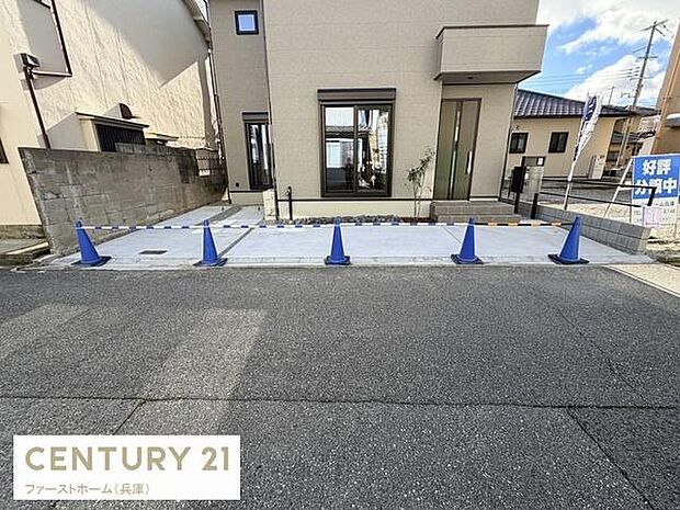 広々とした駐車スペースが備わっています。車の出し入れもしやすいレイアウトです。前面道路もゆとりがあり駐車がスムーズです。敷地がしっかりと確保されていますので安心感があります。