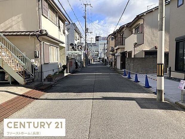 現地前面道路は幅員があり見通しの良い環境です。周囲の建物も整然としていて安心感があります。道路は舗装されており車両の出入りもスムーズです。住環境をサポートする立地が魅力的です。