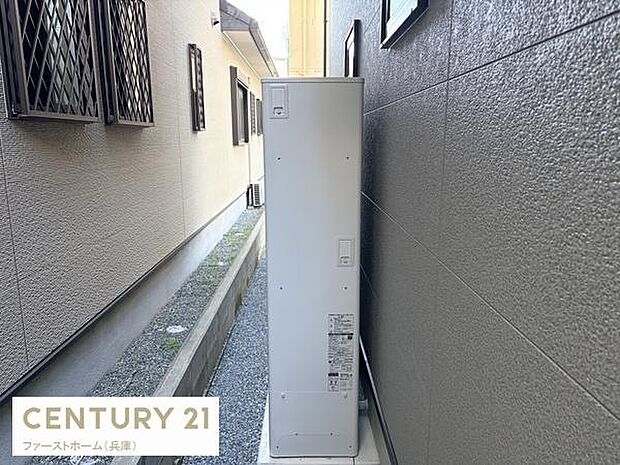 外壁に設置された設備がしっかり収まっています。建物横のスペースも有効に活用されています。シンプルな構造が魅力です。設置状況が良好でメンテナンスもしやすい場所です。