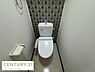 トイレ：落ち着いたデザインのクロスが印象的なトイレです。白を基調とした空間が清潔感を演出しています。温水洗浄便座が備え付けられており日々のお手入れも簡単です。使い勝手の良いペーパーホルダーも設置されています。
