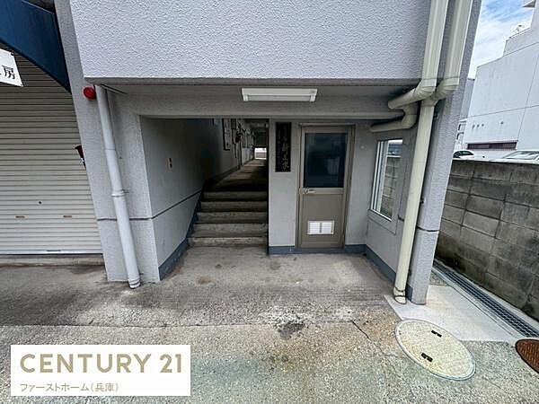エントランスは建物の奥まで続く形状で雨の日でも濡れにくい造りです。照明も設置されており夜間の視認性が確保されています。階段がすぐそばにあり移動もスムーズに行えます。