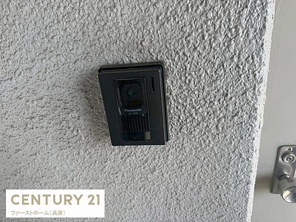 玄関付近にはパナソニック製のインターホンが設置されています。モニター付きで来客時にも安心感があります。シンプルなデザインで壁とも調和しています。操作もしやすい配置となっています。
