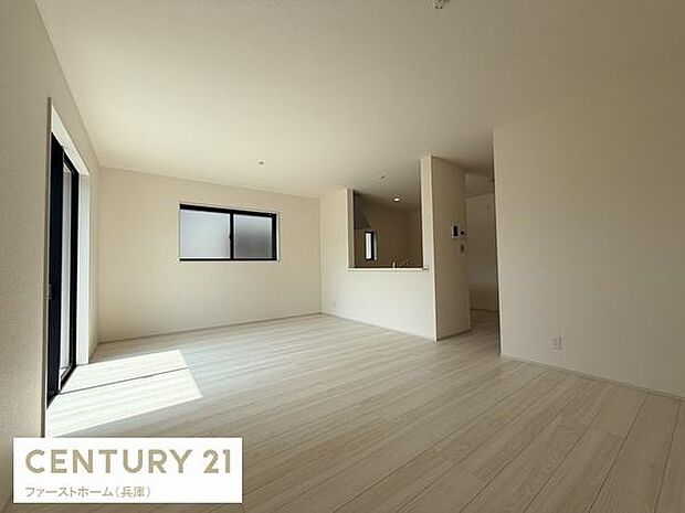 大きな窓から自然光がたっぷり入り明るく開放感のある空間です。シンプルな壁と床はインテリアのアレンジがしやすいデザインです。キッチンとのつながりも確保され居住性も備わっています。