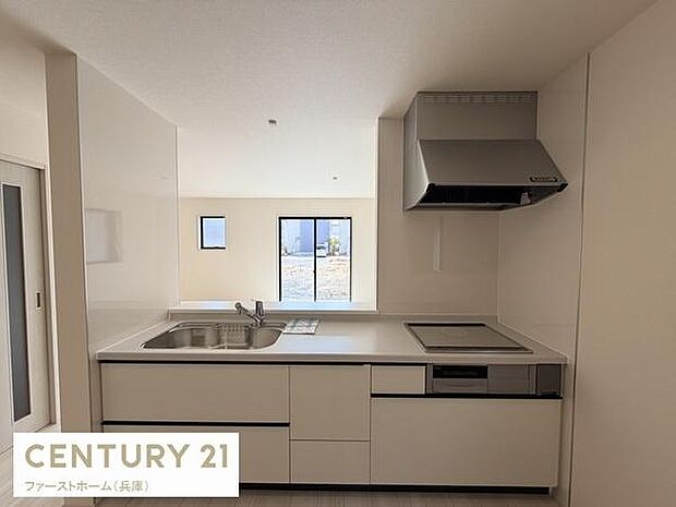 明るい空間に配置されたキッチンです。シンプルなデザインで清潔感があります。調理スペースも十分に確保されています。窓から光が差し込みます。使いやすい配置となっています。