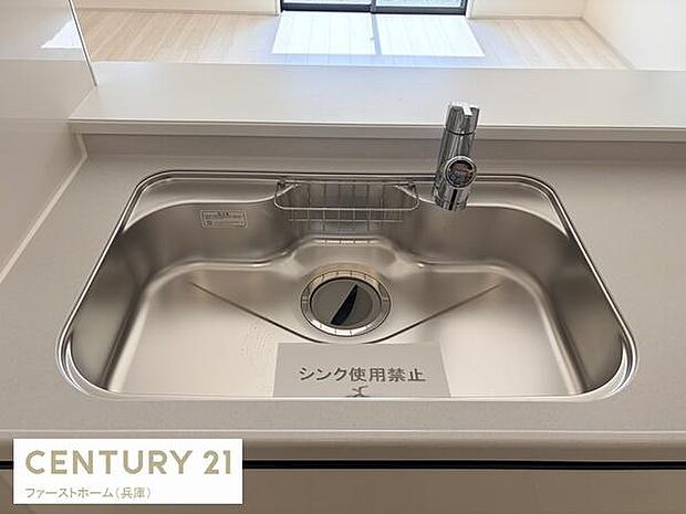 シンプルなデザインのキッチンシンクが設置されています。広々としたスペースで使い勝手を考えたレイアウトです。清掃もしやすいステンレス素材が採用されています。水栓も機能的で日常の作業をサポートします。