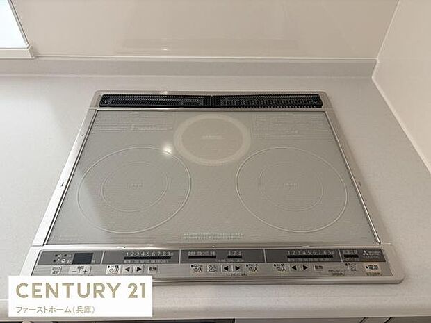 IHクッキングヒーターが設置されているキッチンです。フラットなデザインでお手入れも簡単です。操作パネルも見やすく使いやすい仕様です。調理スペースもすっきりしています。