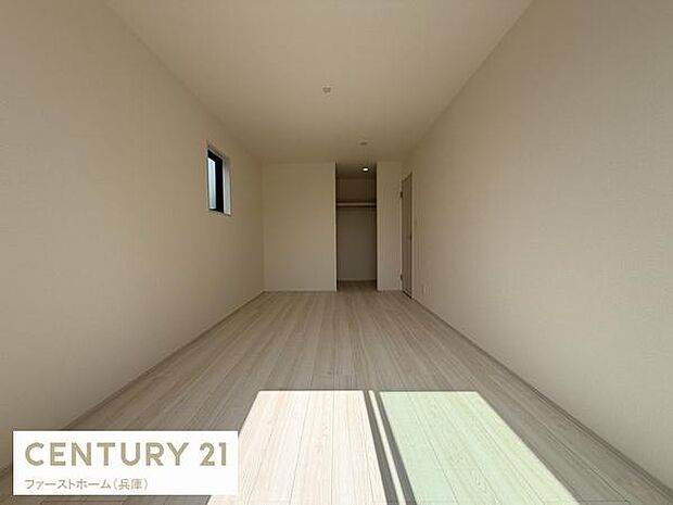 明るい光が差し込む寝室です。シンプルな内装でインテリアも自由に楽しめます。コンパクトな窓がさりげないアクセントになっています。収納スペースも確保されており機能的な空間です。