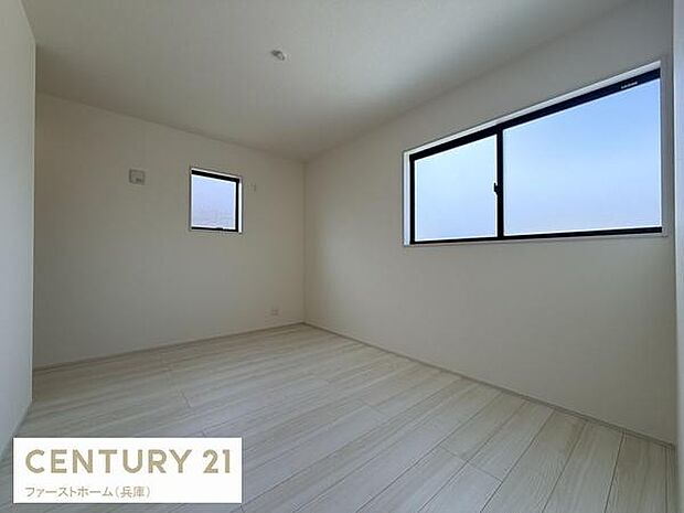 2面採光の明るい子供部屋です。シンプルな内装で家具の配置がしやすい空間となっています。床材もナチュラルな色合いで温かみを感じます。十分な広さがありご利用しやすい一室です。