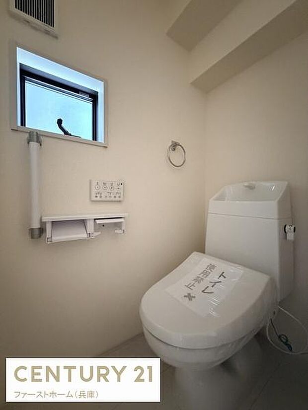 清潔感のあるトイレ空間です。窓があり換気しやすい設計となっています。壁にはペーパーホルダーがセットされておりすっきりとした印象です。温水洗浄機付きで快適にご利用いただけます。