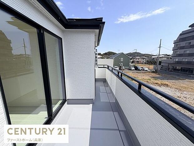 広々としたスペースが確保されたバルコニーです。日当たりが良く開放感があります。建物の外観に調和したシンプルなデザインです。ガラス手すりが視界を遮らず空間がより広く感じられます。