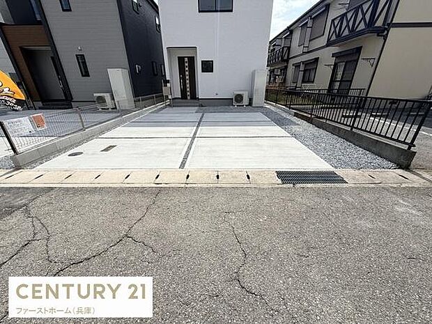 ゆったりとしたスペースの駐車場です。コンクリート舗装で清潔感があります。車の出し入れもしやすい設計です。両側にフェンスがあり安心感があります。敷地との段差も少なく使い勝手が考慮されています。