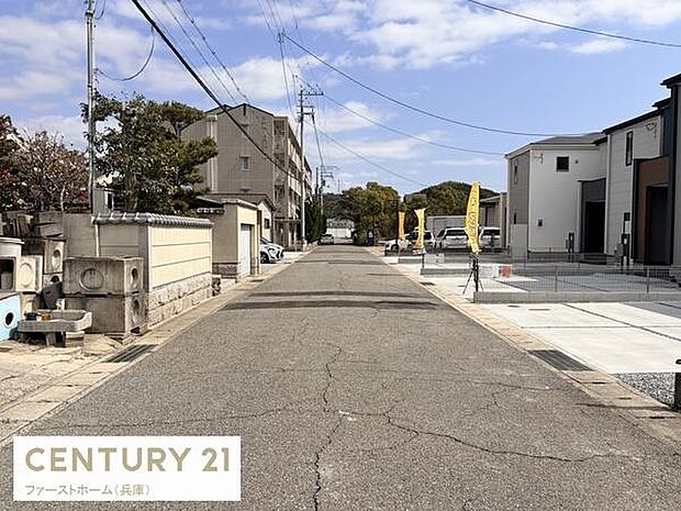 前面道路が広く車の出入りがしやすい印象です。周辺には住宅が立ち並び整った街並みが広がっています。道路沿いには電線や樹木も見られ落ち着いた雰囲気です。青空が広がり明るい印象を感じます。