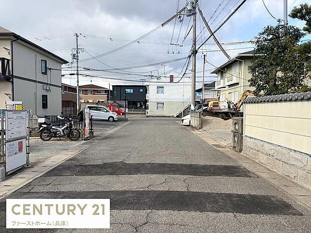 前面道路は見通しが良く車の出入りがしやすい環境です。周囲は落ち着いた住宅街となっております。建物が隣接し過ぎず開放感があります。舗装された道路で歩行も安心です。静かな雰囲気が印象的な現地です。