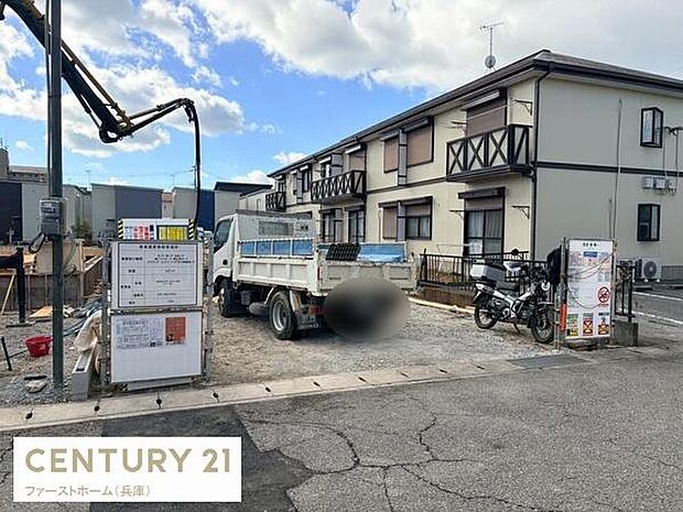 南向きの敷地で日当たりに優れた環境です。静かな住宅街に位置し前面道路の幅もゆったりとしています。建築計画の掲示も整っており安心感のある現場です。新しい建物の建設にも適したエリアです。