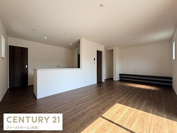 リビングはナチュラルな木目調フローリングが特徴です。大きな窓からの採光で明るさを感じられます。シンプルな内装は様々なインテリアとも調和しやすいです。対面式のキッチンカウンターもポイントです。