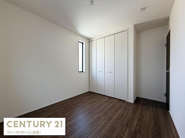 シンプルな内装が特徴の子供部屋です。クローゼットが備わっており収納にも便利です。窓から自然光が入り明るい空間です。床材はお手入れしやすい仕様となっています。