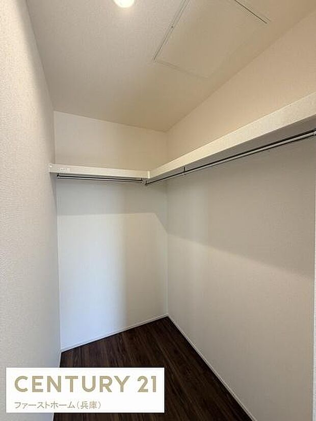 収納スペースがしっかり確保されており荷物の整理や収納に便利です。シンプルな内装で使いやすい設計になっています。床や壁の色合いが落ち着いた雰囲気を演出しています。