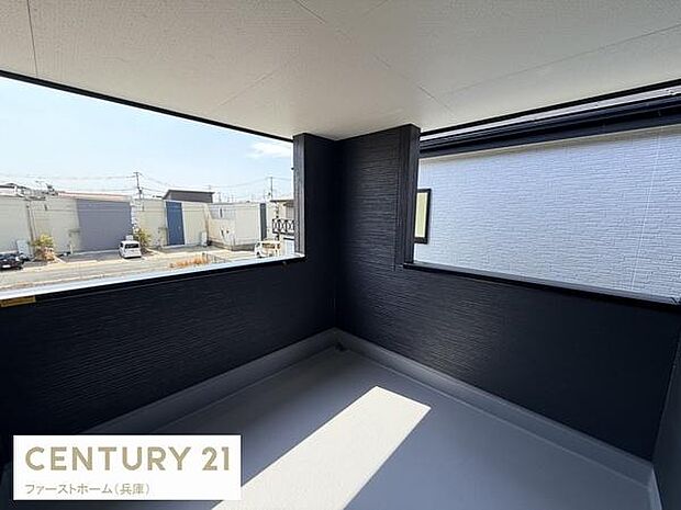 開放感のあるバルコニーでゆとりのあるスペースが印象的です。シンプルな設計で日差しもしっかりと入ります。外壁のダークカラーが落ち着いた雰囲気を演出しています。