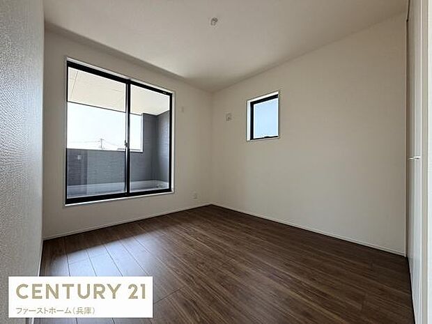 大きな窓から自然光がしっかりと差し込む洋室です。シンプルな内装で様々なインテリアにも合わせやすいデザインです。フローリング仕様で日々のお手入れも簡単です。開放感のある空間が印象的です。