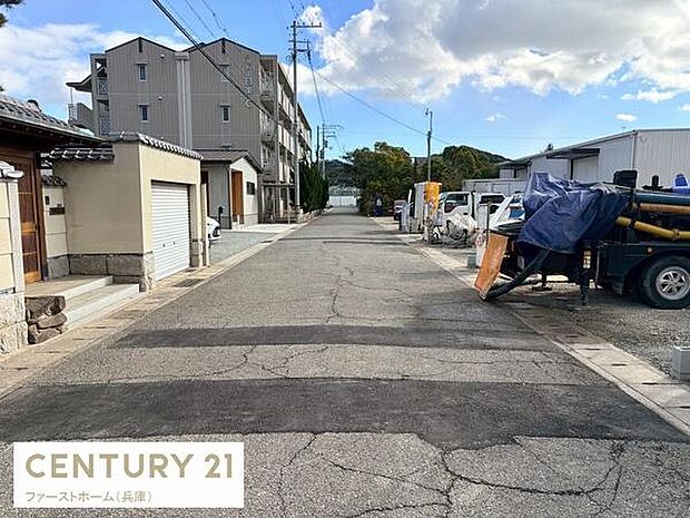 前面道路は幅がしっかり確保されており車の出し入れも安心してできます。周辺には整然とした住宅や施設が並び落ち着いた印象です。車両の駐車スペースも充実しているエリアです。