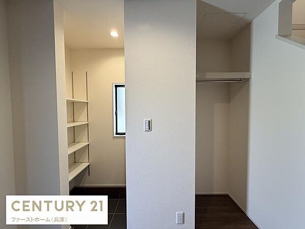 玄関には収納スペースが充実しておりすっきりとした印象です。棚やクローゼットも備わっているためさまざまなアイテムの整理がしやすいです。明るい採光の窓があり開放感も感じられます。