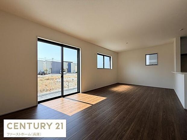 リビングは広々とした空間で窓からの採光がしっかり確保されています。床は落ち着いた色合いでどんな家具とも調和しやすい印象です。余裕のある間取りなのでさまざまなレイアウトが楽しめます。