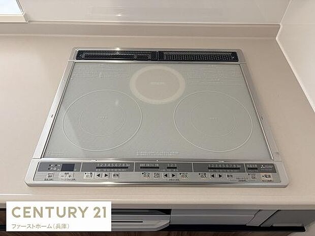 IHクッキングヒーターが備え付けられており操作パネルも見やすく使いやすい設計です。加熱面がフラットなためお手入れも簡単に行えます。調理スペースも十分に確保されています。