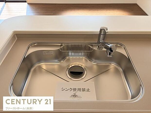 シンプルで清潔感のあるキッチンです。シンクはゆったりとしたサイズが特徴です。作業スペースも確保されておりお手入れもしやすそうです。毎日の料理がしやすい設計となっています。