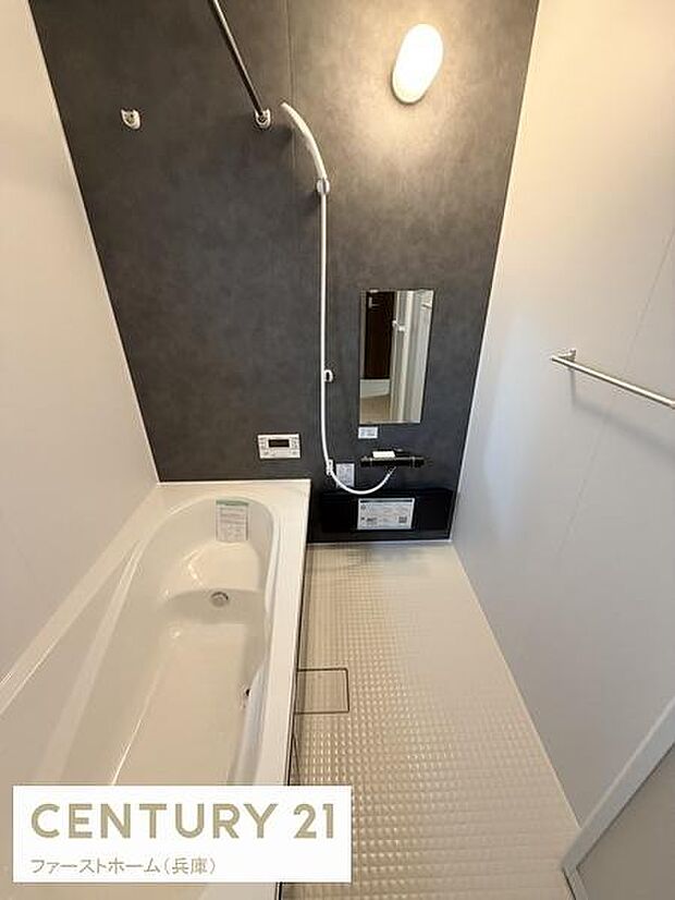 シンプルなデザインが特徴のバスです。壁面のアクセントカラーが空間を引き締めてくれます。大きな鏡が設けられており利便性も考慮されています。清潔感のある空間が魅力です。