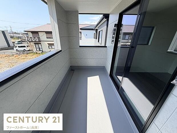 広々としたバルコニーは開放感を感じられる空間です。日当たりも良好で室内との行き来もスムーズに行えます。外の景色を楽しみながら過ごせる点が魅力です。